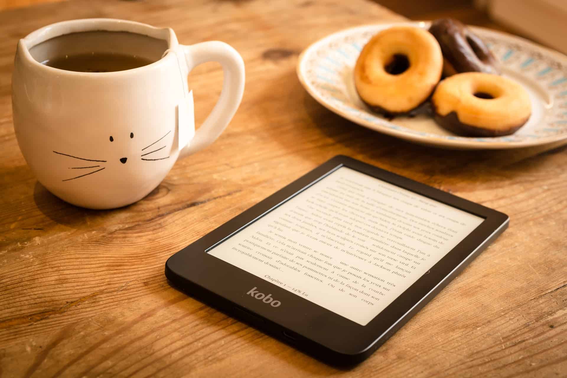 Café, Kindle, biscoitos, leitura